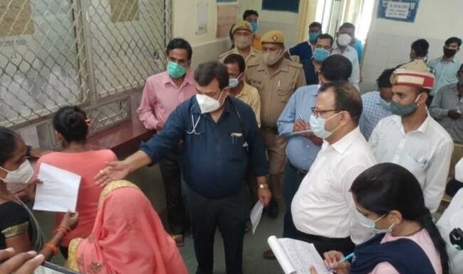 दो डॉक्टरों को बाहर से दवा लिखना पड़ा भारी, पर्चे मिलने पर हुई कार्रवाई