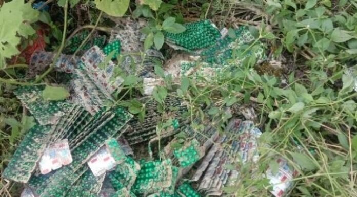भारी मात्रा में सड़क के किनारे फेंकी गई एक्सपाइरी दवाएं