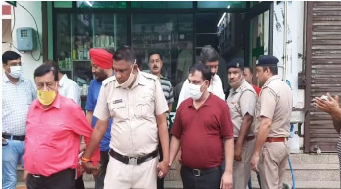 मेडिकल स्टोर पर सीएम फ्लाइंग ने मारी रेड, फर्जी डॉक्टर कर रहा था मरीजों का इलाज