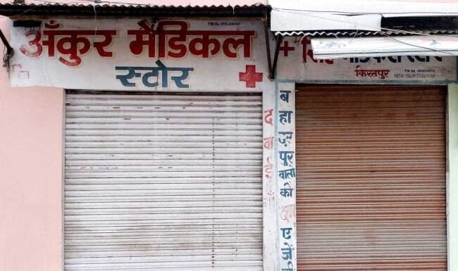 दो मेडिकल स्टोर पर छापा, मिली एक्सपायरी डेट की दवा, दोनों दुकानें सील