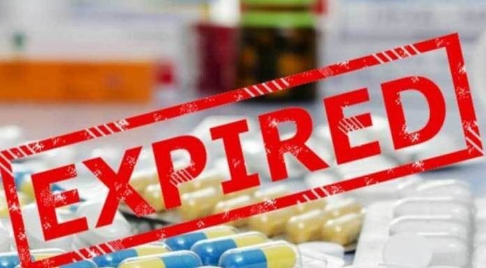 ड्रग इंस्पेक्टर ने दवा का सैंपल भरा, एक्सपायरी मिले इंजेक्शन