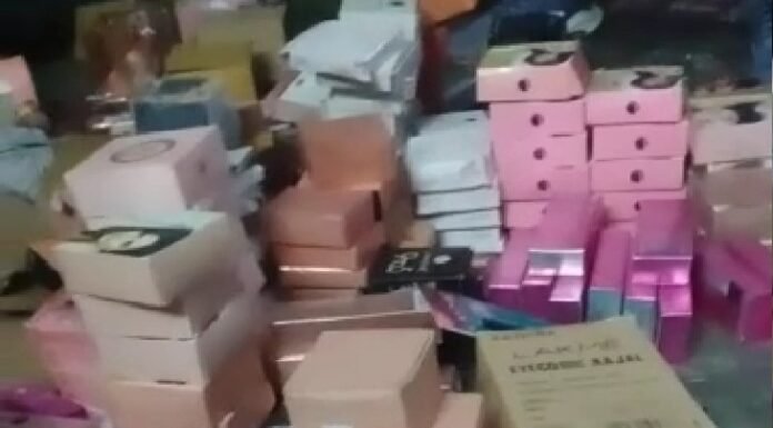 छापेमारी के दौरान दवाएं और ब्रांडेड कंपनी के नकली प्रोडक्ट बरामद