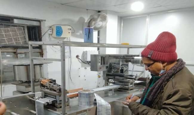 दवा कंपनी के नाम से नकली दवा की पैकिंग, 16 लाख की मशीन जब्त