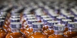 1.5 लाख की कोडिन युक्त सिरप के साथ तीन आरोप गिरफ्तार खेत में कफ सीरप बरामद