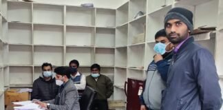 एक साल बिना लाइसेंस हुई दवा की बिक्री व खरीद, जागा विभाग फार्म की जांच करते अधिकारी