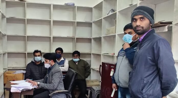 एक साल बिना लाइसेंस हुई दवा की बिक्री व खरीद, जागा विभाग फार्म की जांच करते अधिकारी