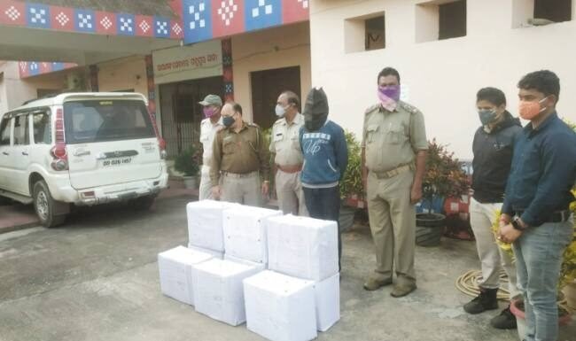 नशा कारोबार में लिप्त एक आरोपी गिरफ्तार, स्कार्पियों से कर रहा था तस्करी, 1440 बोतल बरामद