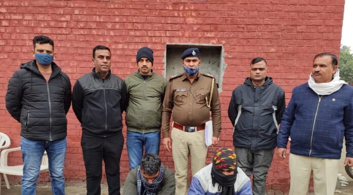 बाइक पर प्रतिबंधित दवाएं लेकर आ रहे दो युवक, 920 गोलियां बरामद