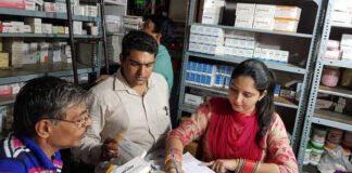 मेडिकल स्टोर पर ड्रग इंस्पेक्टर का छापा, दुकान बंद कर भागे दुकानदार