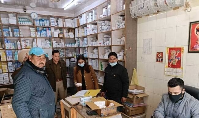 मेडिकल एजेंसी में छापामरी, 8430 प्रतिबंधित दवाएं जब्त 8430 प्रतिबंधित दवाएं जब्त