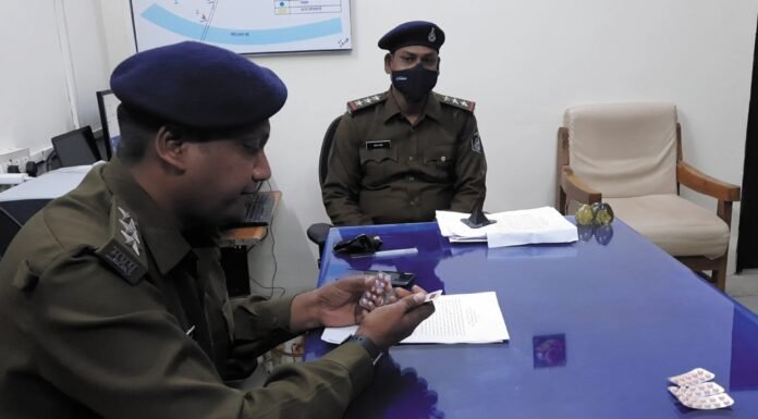 बिना डॉक्टर पर्ची के मिल रही मेडिकल स्टोर पर प्रतिबंधित दवाएं प्रतिबंधित दवाएं बरामद