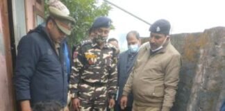 6 दवा की दुकानों पर छापेमारी, दुकान बंद कर भागे संचालक, तीन हिरासत में दुकान पर छापेमारी