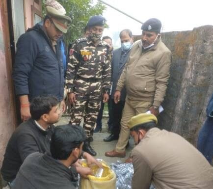 6 दवा की दुकानों पर छापेमारी, दुकान बंद कर भागे संचालक, तीन हिरासत में दुकान पर छापेमारी