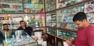 छापा पड़ने के बाद दो मेडिकल स्टोर सील, जानकारी होने पर भागे अन्य दुकानदार दुकार पर छापेमारी