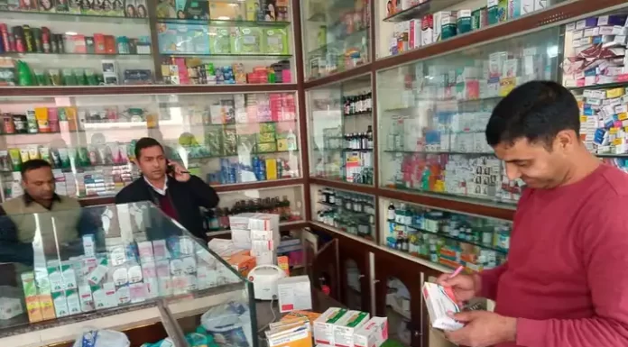 छापा पड़ने के बाद दो मेडिकल स्टोर सील, जानकारी होने पर भागे अन्य दुकानदार दुकार पर छापेमारी