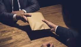 ड्रग इंस्पेक्टर से रिश्वत की बात, वीडियो वायरल दवा जब्त