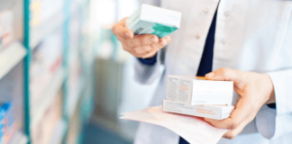 टीका लगाए बिना प्रमाणपत्र देता मिला फार्मासिस्ट, हटाया गया