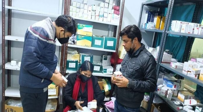 अवैध मेडिकल स्टोर से ढाई लाख की दवाइयां जब्त