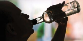 पानी में होम्योपैथ दवा मिलकर कर रहे शराब की कमी पूरी, गिरफ्तार शराब में होम्योपैथ दवा