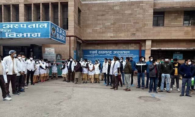 चार माह से नहीं मिला डॉक्टरों का वेतन, विरोध करने पर मिली टर्मिनेशन की धमकी डॉक्टरों की हड़ताल