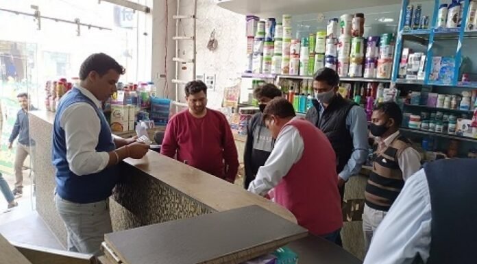 सीएम फ्लाइंग की छापेमारी से हड़कंप, लाखों की दवाएं जब्त, दुकानदार भागे मेडिकल स्टोर पर छापा