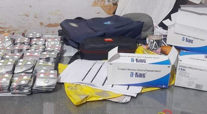 एमटीपी किट बेचते फर्जी डाक्टर गिरफ्तार, भारी मात्रा में दवाएं जब्त mtp kit