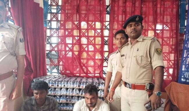 भारी मात्रा में प्रतिबंधित कफ सिरप के साथ दो तस्कर गिरफ्तार कफ सिरप