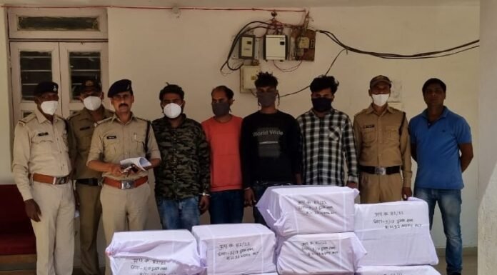 पुलिस ने दौड़ाकर पकड़ी स्कार्पियों, पांच लाख की अवैध कफ सिरप कफ सिरप