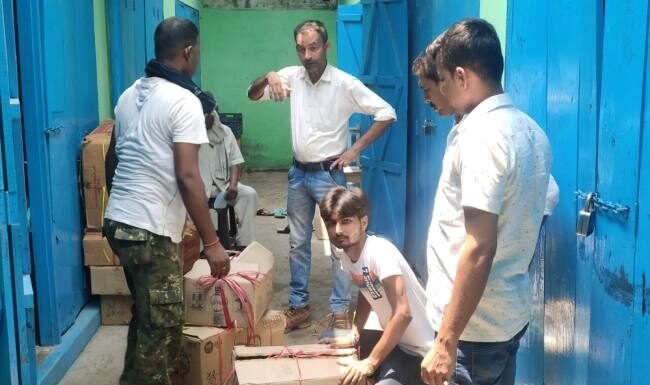 डायग्नोस्टिक सेंटर पर छापेमारी, तीन लाख की अवैध दवाएं जब्त दवाएं