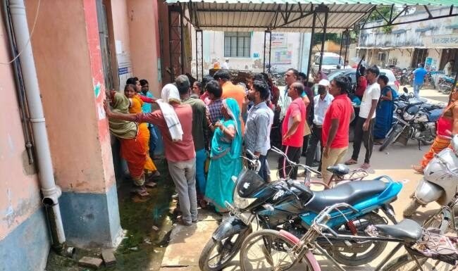 गंदें पानी में खड़े होकर दवा लेने को मजबूर तिमारदार और मरीज गंदे पानी में खड़े मरीज