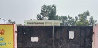 सप्ताह में तीन दिन आते हैं डॉक्टर, अस्पताल गेट पर ताला अस्पताल