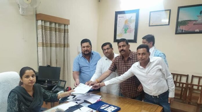 दुकानों पर सीसीटीवी तुरंत लगवाने के आदेश पर कलेक्टर से मिलने पहुंचे दवा विक्रेता, मांगी 6 माह की मोहलत
