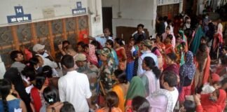 सदर अस्पताल में टीकाकरण व दवा को लेकर लोगों का हंगामा अस्पताल में हंगामा