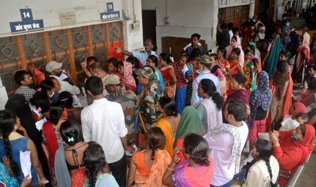 सदर अस्पताल में टीकाकरण व दवा को लेकर लोगों का हंगामा अस्पताल में हंगामा