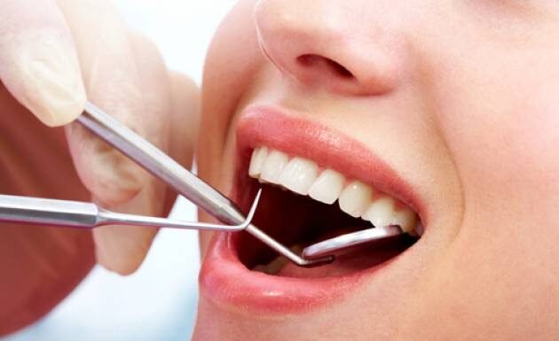डेंटिस्ट को क्लीनिक चलाने की अनुमति के लिए घूस की मांग dentist