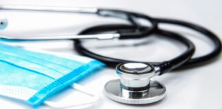 एक चिकित्सा अधीक्षक पर लगे 50 नर्सों से यौन उत्पीड़न का आरोप stethoscope