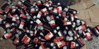 प्रतिबंधित सिरप के साथ एक आरोपी गिरफ्तार, पिकअप जब्त कफ सिरप