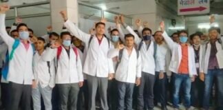 जूनियर डॉक्टरों की बेमियादी हड़ताल, पांच महीने से नहीं मिला वेतन, व्यवस्था चरमराई हड़ताल