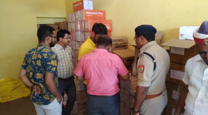 पिकअप वाहन से भारी मात्रा में प्रतिबंधित सिरप बरामद, 2 गिरफ्तार प्रतिबंधित सिरप