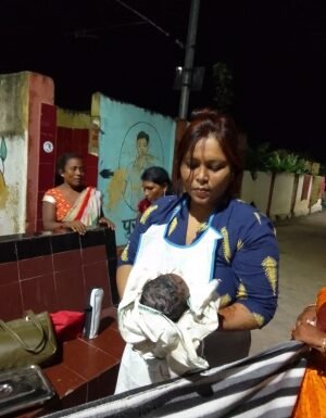 डालटनगंज में रेलवे प्लेटफॉर्म पर कराया गया प्रसव डालटनगंज