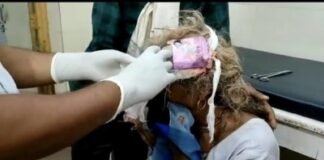 लापरवाली : कंडोम के पैकेट से की महिला के सिर के घाव की पट्टी कंडोम के पैकेट