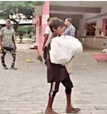 शर्मनाक, नहीं मिला एंबुलेंस, मासूम के शव को हाथ में ले गया भाई शव