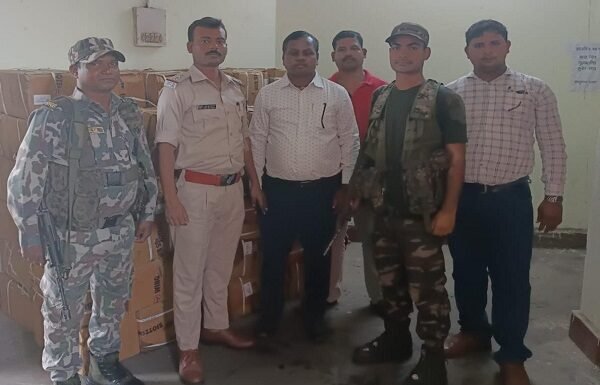 पिकअप से भारी मात्रा में प्रतिबंधित कफ सिरप बरामद, चालक गिरफ्तार कफ सिरप