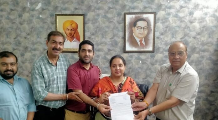 मांगों के समर्थन में केमिस्ट एसोसिएशन ने विधायक को सौंपा ज्ञापन पंजाब