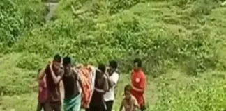 एंबुलेंस के अभाव में 5km तक बांस के स्ट्रेचर पर गई गर्भवती महिला महिला