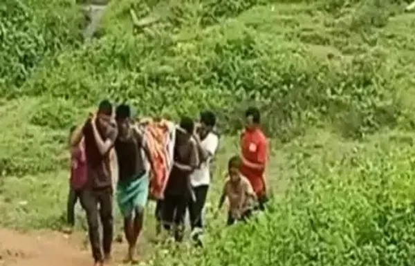 एंबुलेंस के अभाव में 5km तक बांस के स्ट्रेचर पर गई गर्भवती महिला महिला