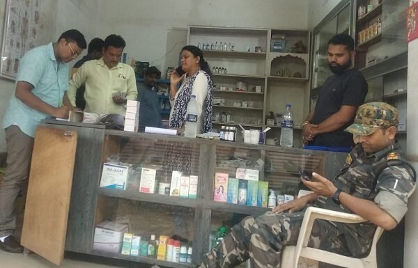 दवा दुकानों पर छापेमारी के बीच कई प्रतिबंधित दवाएं जब्त प्रतिबंधित दवाएं
