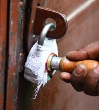 बिना सर्जन के किया गया ऑपरेशन, अस्पताल सील ऑपरेशन