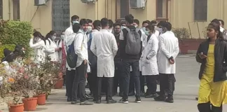 BHU में डेंटल के छात्रों का प्रदर्शन, कहा-गलत आरोप में हुआ निलंबन bhu