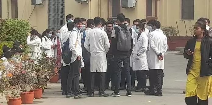 BHU में डेंटल के छात्रों का प्रदर्शन, कहा-गलत आरोप में हुआ निलंबन bhu